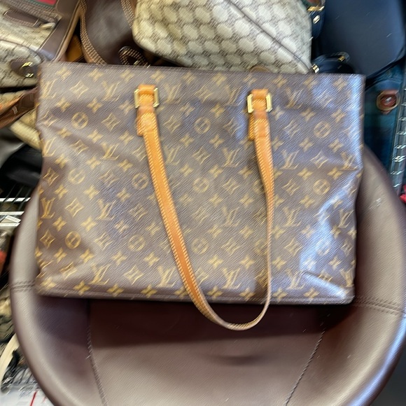 LV monogram tote have 2 small tear hardly noticeable - Picture 2 of 9